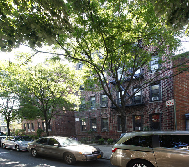 Webster Court in Brooklyn, NY - Foto de edificio - Building Photo