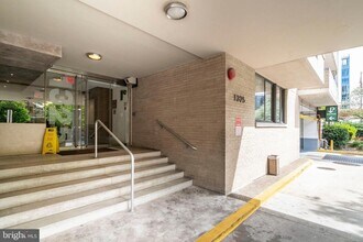 1325 18th St NW, Unit 807 in Washington, DC - Building Photo - Building Photo