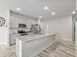 9221 White Settlement Rd in Fort Worth, TX - Foto de edificio - Building Photo