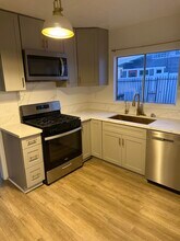 240 N Everett St in Glendale, CA - Foto de edificio - Building Photo