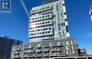 128 Fairview Mall Dr in Toronto, ON - Building Photo