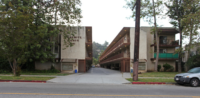 Yosemite Manor in Los Angeles, CA - Foto de edificio - Building Photo