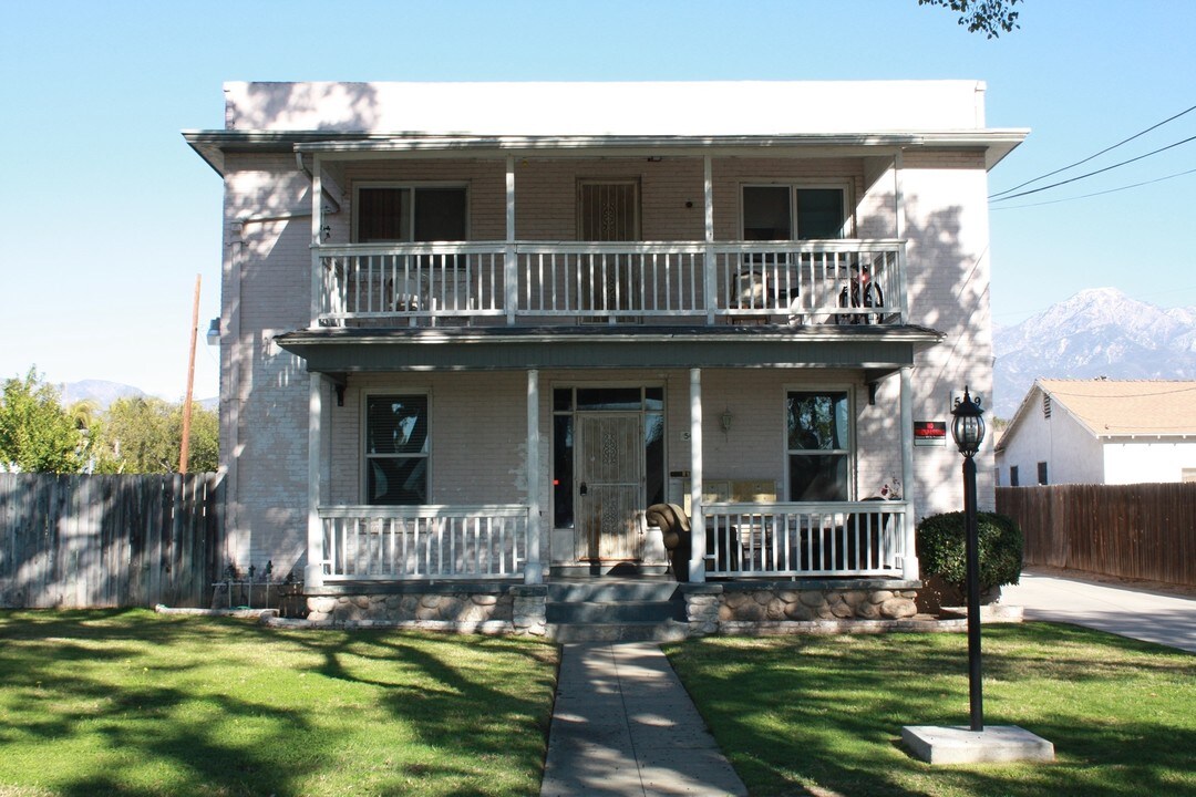 549 E 9th St in Upland, CA - Foto de edificio