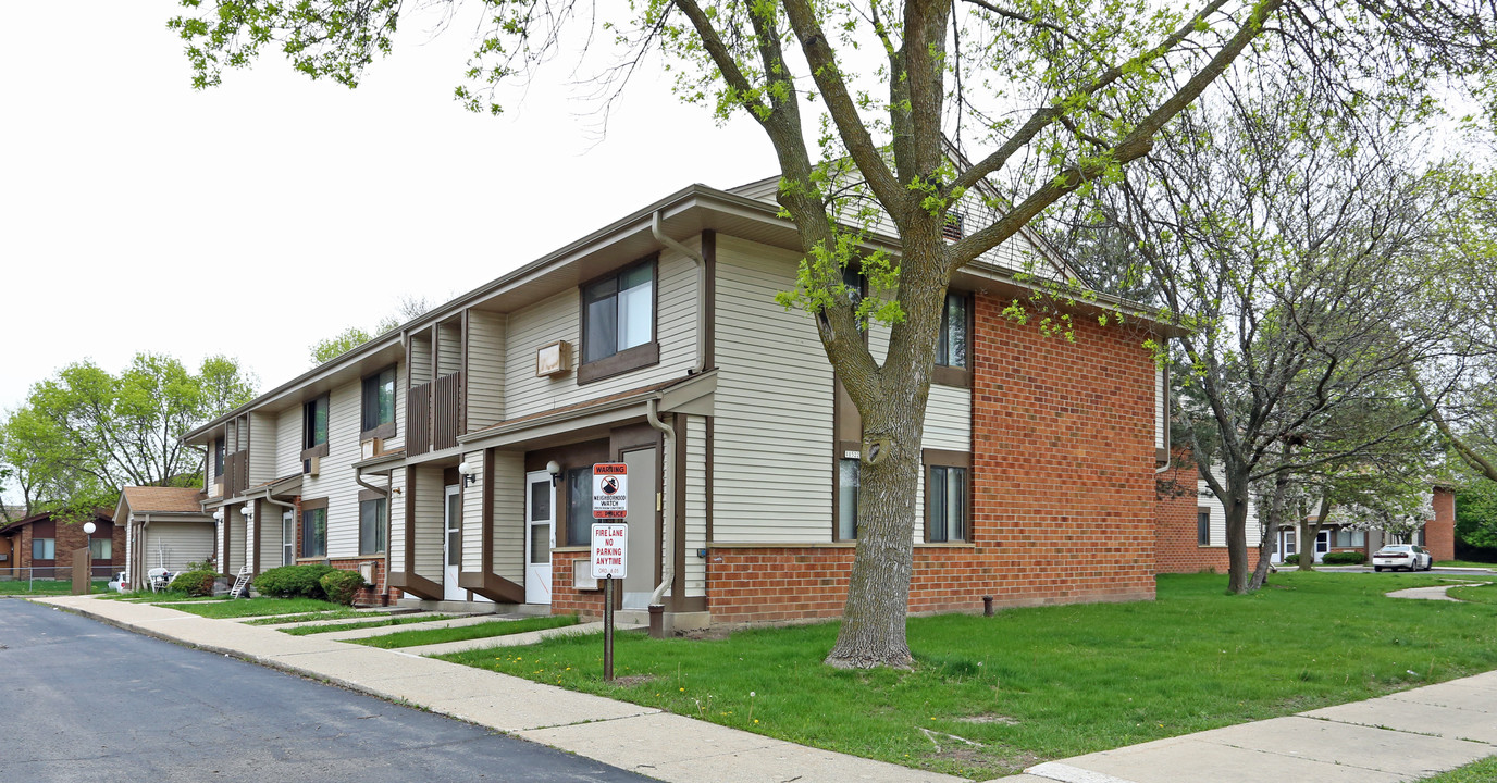 Westside Meadows Apartments in West Allis, WI - Foto de edificio