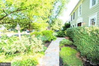 1506 Chain Bridge Ct in McLean, VA - Foto de edificio - Building Photo