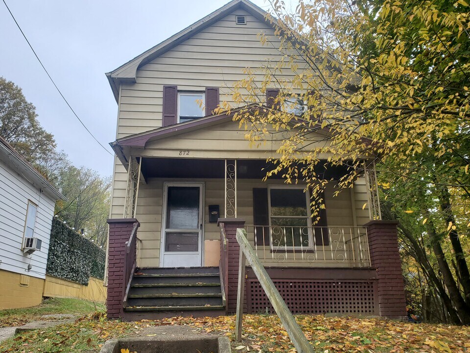 872 E Crosier St in Akron, OH - Building Photo