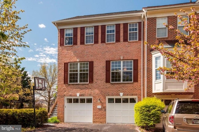 property at 13724 Valley Oak Cir