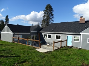 2012 Lakeway Dr in Bellingham, WA - Foto de edificio - Building Photo