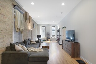 2016 W Wabansia Ave, Unit 1F in Chicago, IL - Building Photo