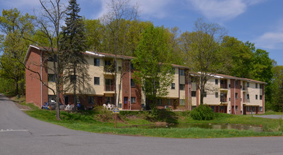 Oakbrook Manor in Ravena, NY - Foto de edificio - Building Photo