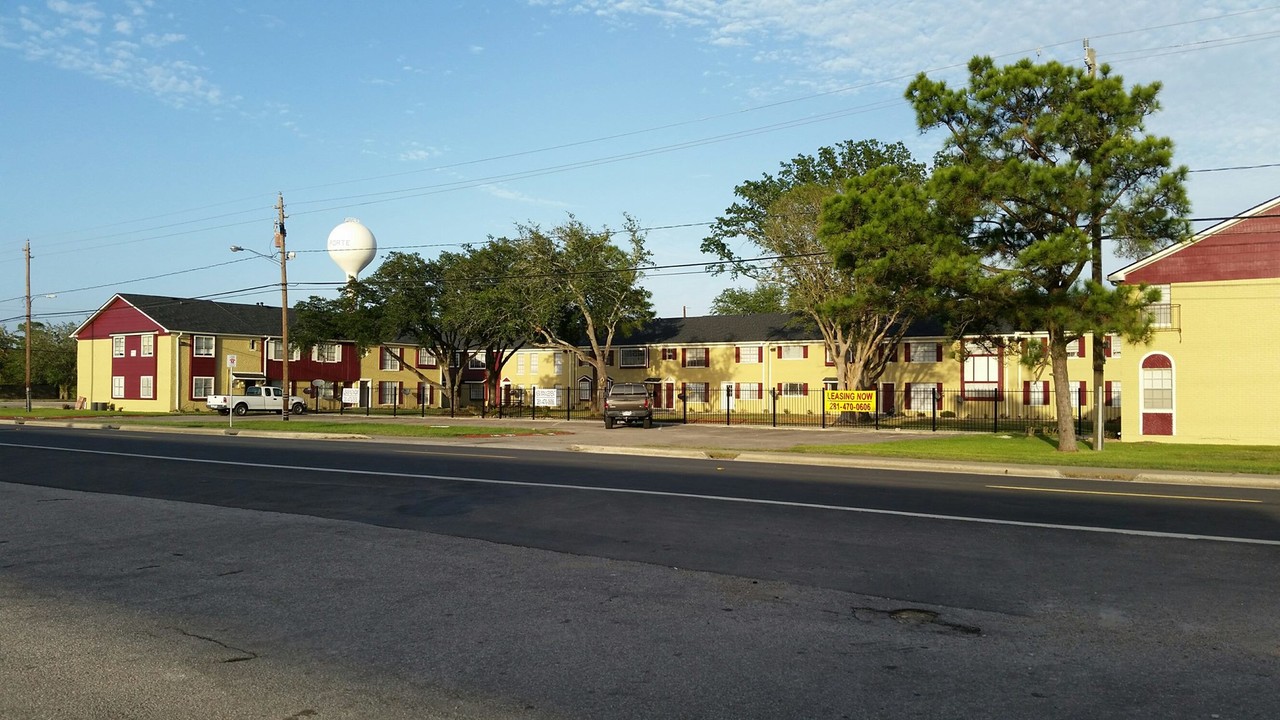 Delta Court Apartments in La Porte, TX - Building Photo