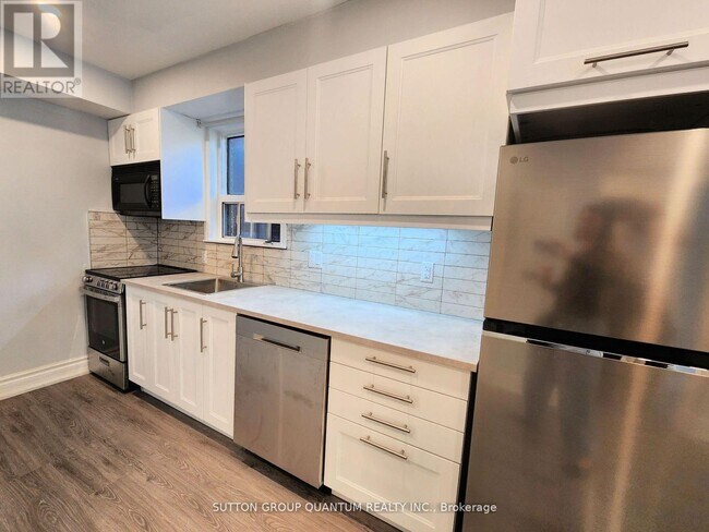 122 Newcastle St in Toronto, ON - Building Photo - Building Photo