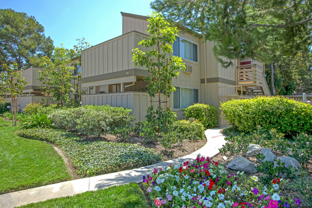 Highland Creek Apartment Homes in Fullerton, CA - Building Photo