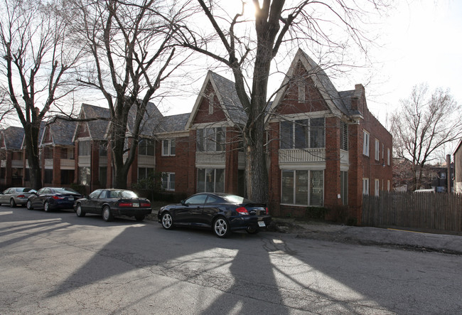 z-051524-West Plaza Village Apartments in Kansas City, MO - Foto de edificio - Building Photo