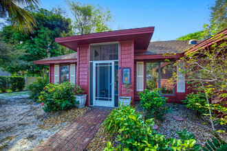 2490 Outrigger Ln in Naples, FL - Foto de edificio - Building Photo