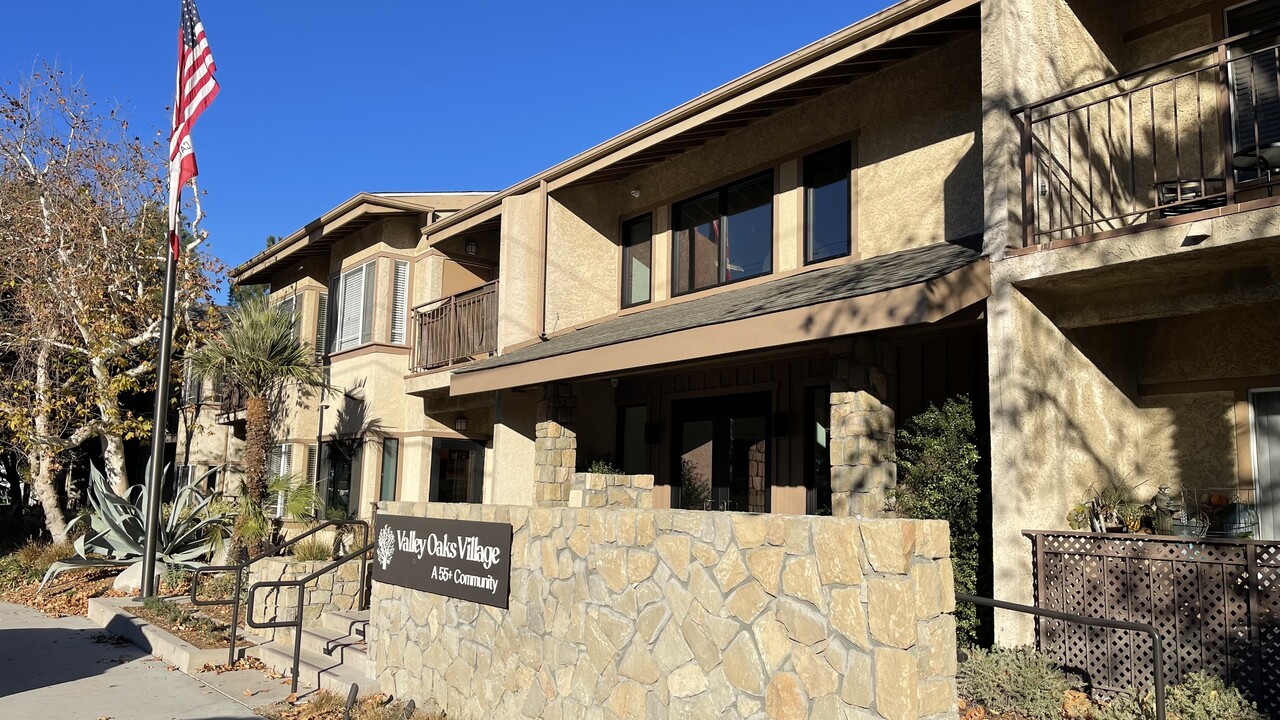 55+ Valley Oaks Village Senior Apartments in Newhall, CA - Foto de edificio