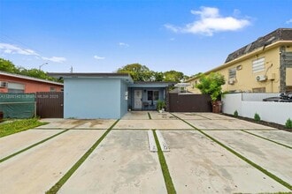938 SE 12th St in Hialeah, FL - Foto de edificio - Building Photo