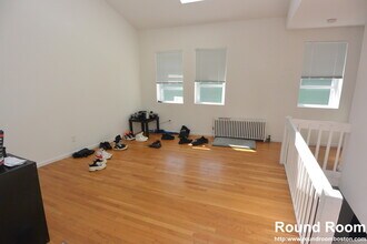 10 Shepard St, Unit 100 in Boston, MA - Foto de edificio - Building Photo