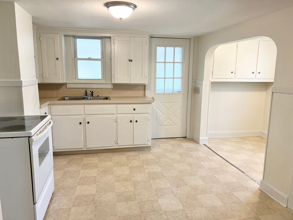 565 E Main St in Middletown, CT - Building Photo