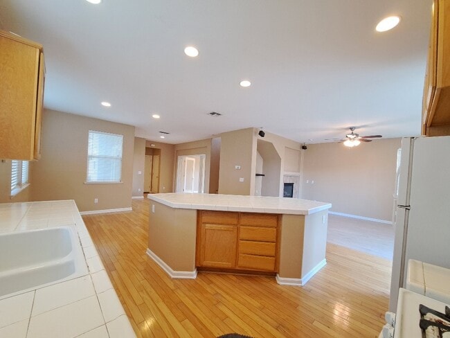 4950 Trouville Ln in Sacramento, CA - Foto de edificio - Building Photo