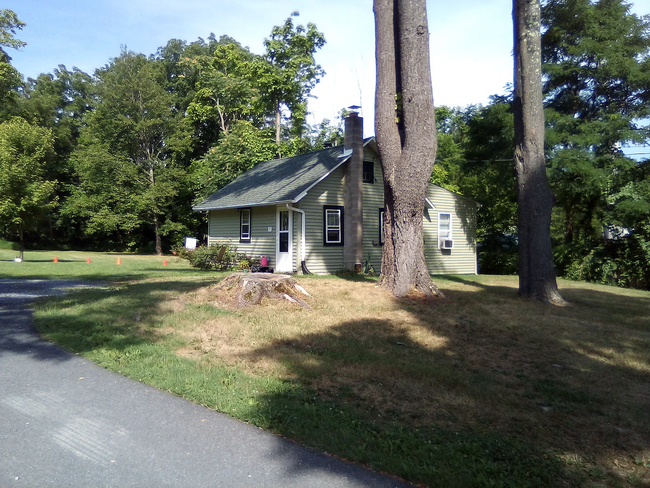 21 Ulster Ave, Unit Quentin Cottage in Ulster Park, NY - Foto de edificio - Building Photo