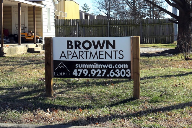 Brown Apartments in Springdale, AR - Building Photo - Building Photo