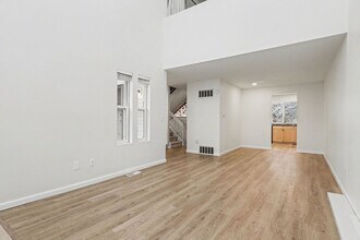 1050 S Monaco St Pkwy in Denver, CO - Building Photo - Building Photo