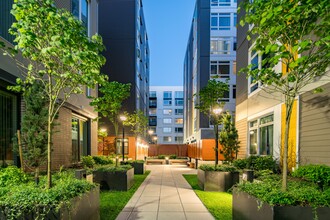 Capella at Esterra Park in Redmond, WA - Foto de edificio - Building Photo