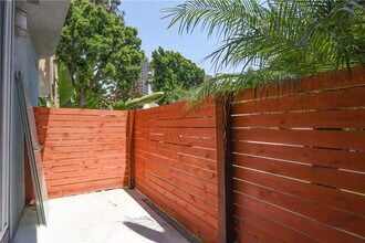 11921 Goshen Ave, Unit 1 in Los Angeles, CA - Foto de edificio - Building Photo