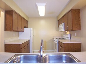 111 Fieldcrest St, Unit 205 in Ann Arbor, MI - Foto de edificio - Building Photo