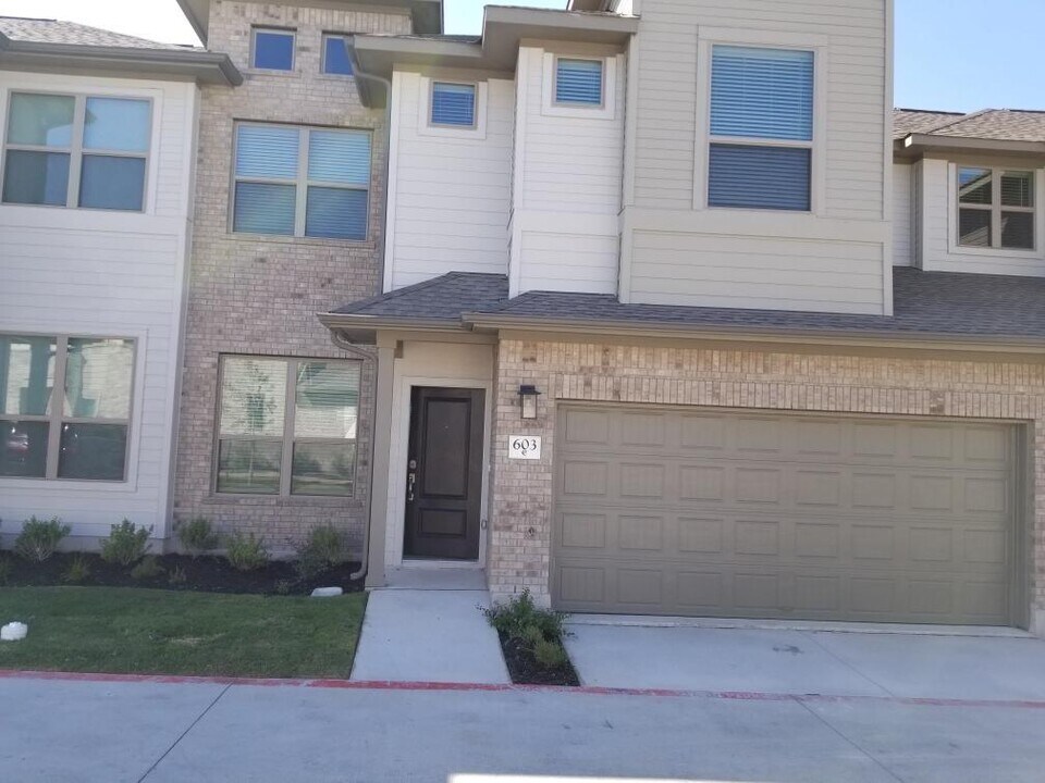 2500 Forest Creek Dr in Round Rock, TX - Building Photo