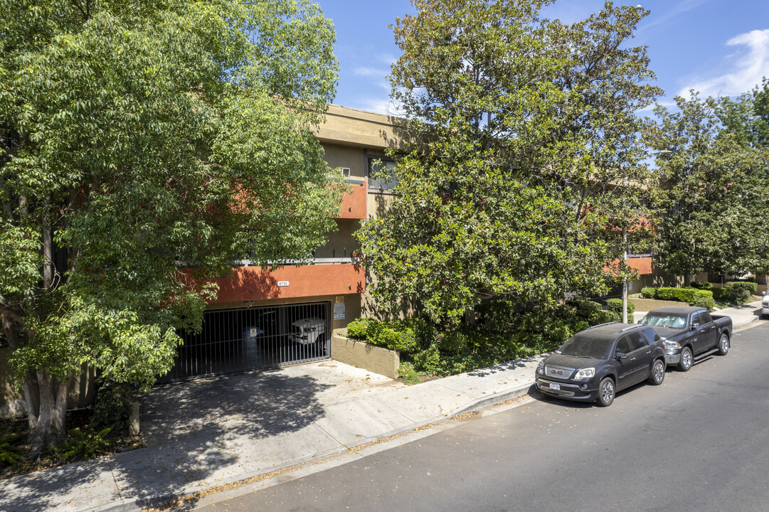 Variel Apartments in Canoga Park, CA - Building Photo