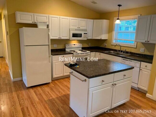 215 Pine St in Bangor, ME - Building Photo - Building Photo