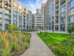 293-293 The Kingsway in Toronto, ON - Building Photo - Building Photo