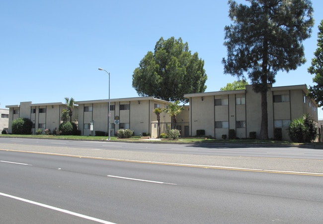 8800 Topanga Canyon Blvd in Canoga Park, CA - Foto de edificio - Building Photo