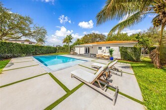 172 Bentley Dr in Miami Springs, FL - Building Photo - Building Photo