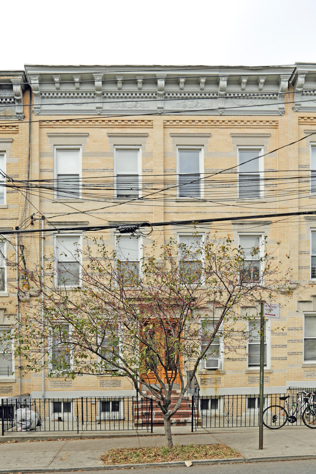 2055 Gates Ave in Ridgewood, NY - Building Photo - Building Photo