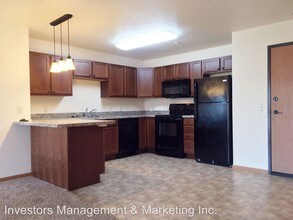 2200 33rd St NW in Minot, ND - Building Photo - Building Photo