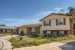 1966 S Olathe St in Aurora, CO - Building Photo