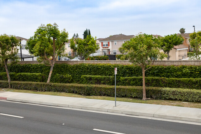 10302-10312 Garden Grove Blvd in Garden Grove, CA - Foto de edificio - Building Photo