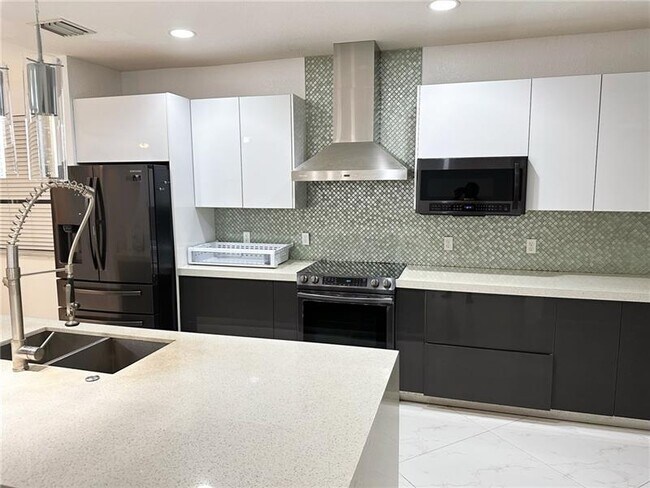 499 Conservation Dr in Weston, FL - Building Photo - Building Photo