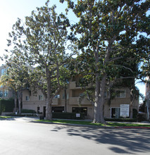Bentley Plaza Apartments in Los Angeles, CA - Foto de edificio - Building Photo