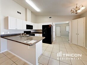 12318 Cloverstone Dr in Tampa, FL - Building Photo - Building Photo