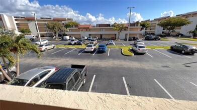 8850 Fontainebleau Blvd in Miami, FL - Building Photo - Building Photo