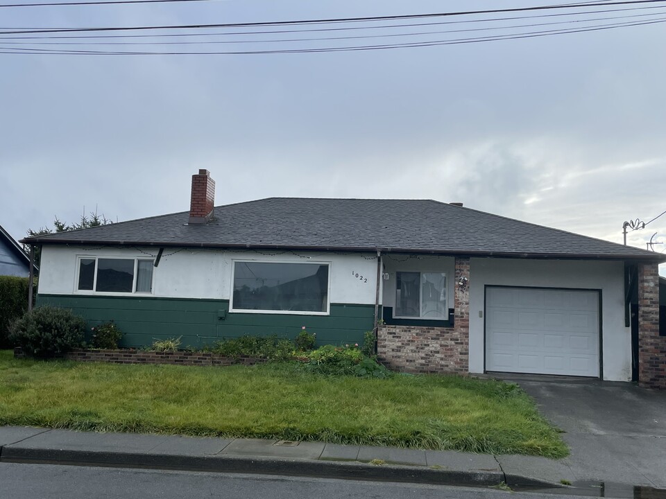 1022 Jaccard St in Crescent City, CA - Building Photo