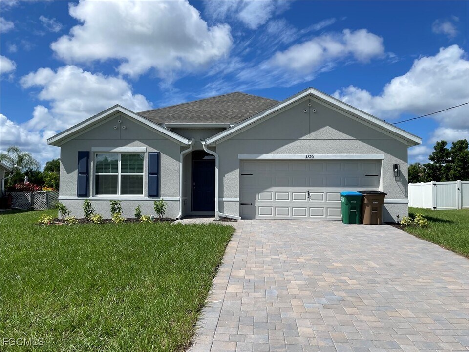 3720 SW 12th Pl in Cape Coral, FL - Building Photo