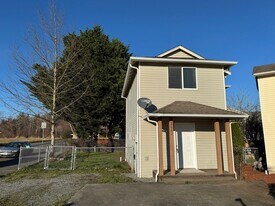 2002 N 30th St in Mount Vernon, WA - Building Photo