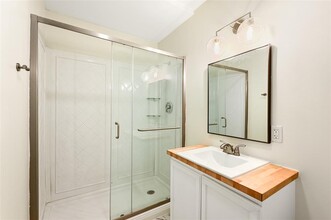 1011 W 10th St in Houston, TX - Building Photo - Building Photo