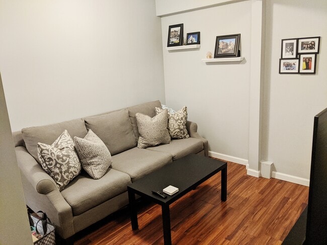 17 Hillside Ave in Blue Point, NY - Foto de edificio - Building Photo