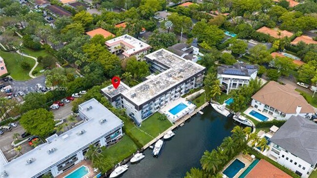6815 Edgewater Dr in Coral Gables, FL - Foto de edificio - Building Photo